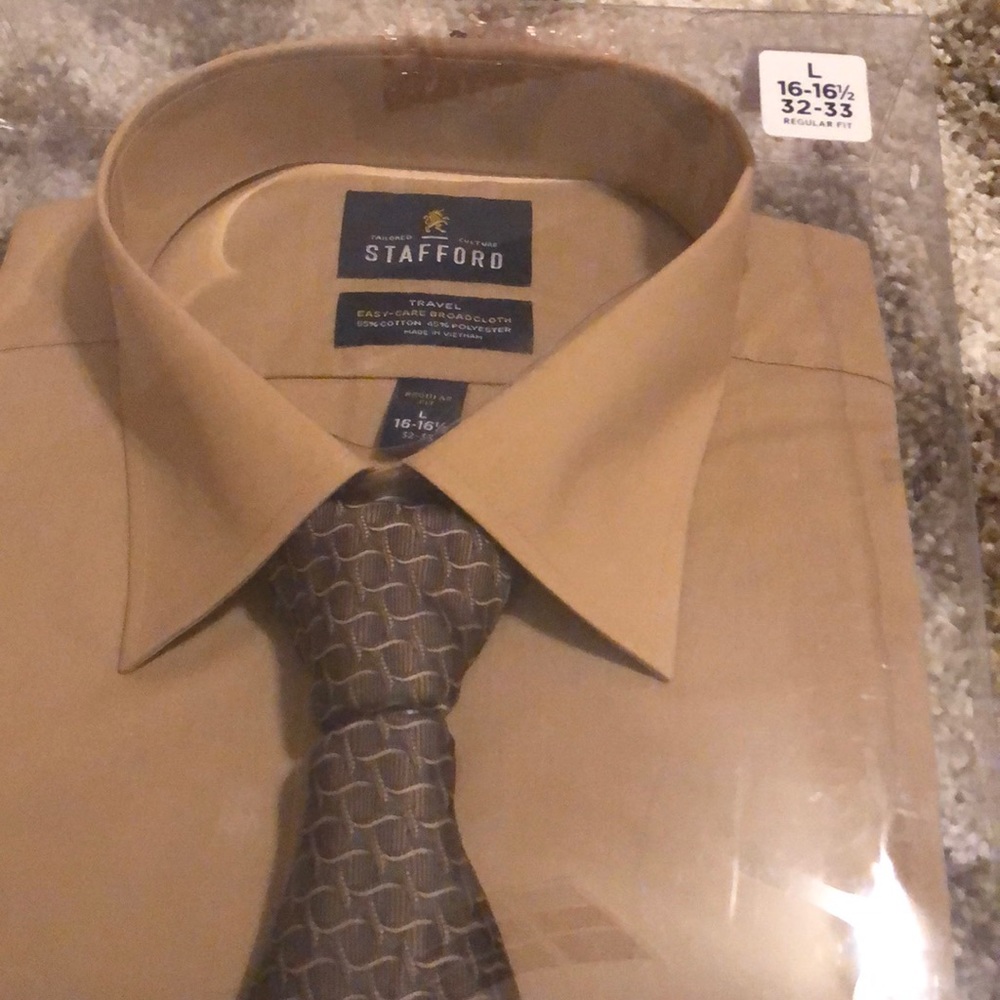 Stafford Regular fit easy-care dress shirt and tie